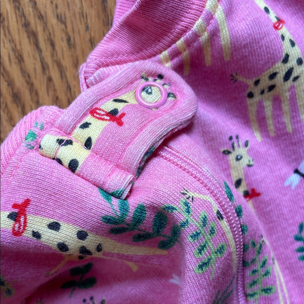 Hanna Andersson - Baby Zip Up One Piece Sleeper in pink giraffe print - Picture 4 of 12